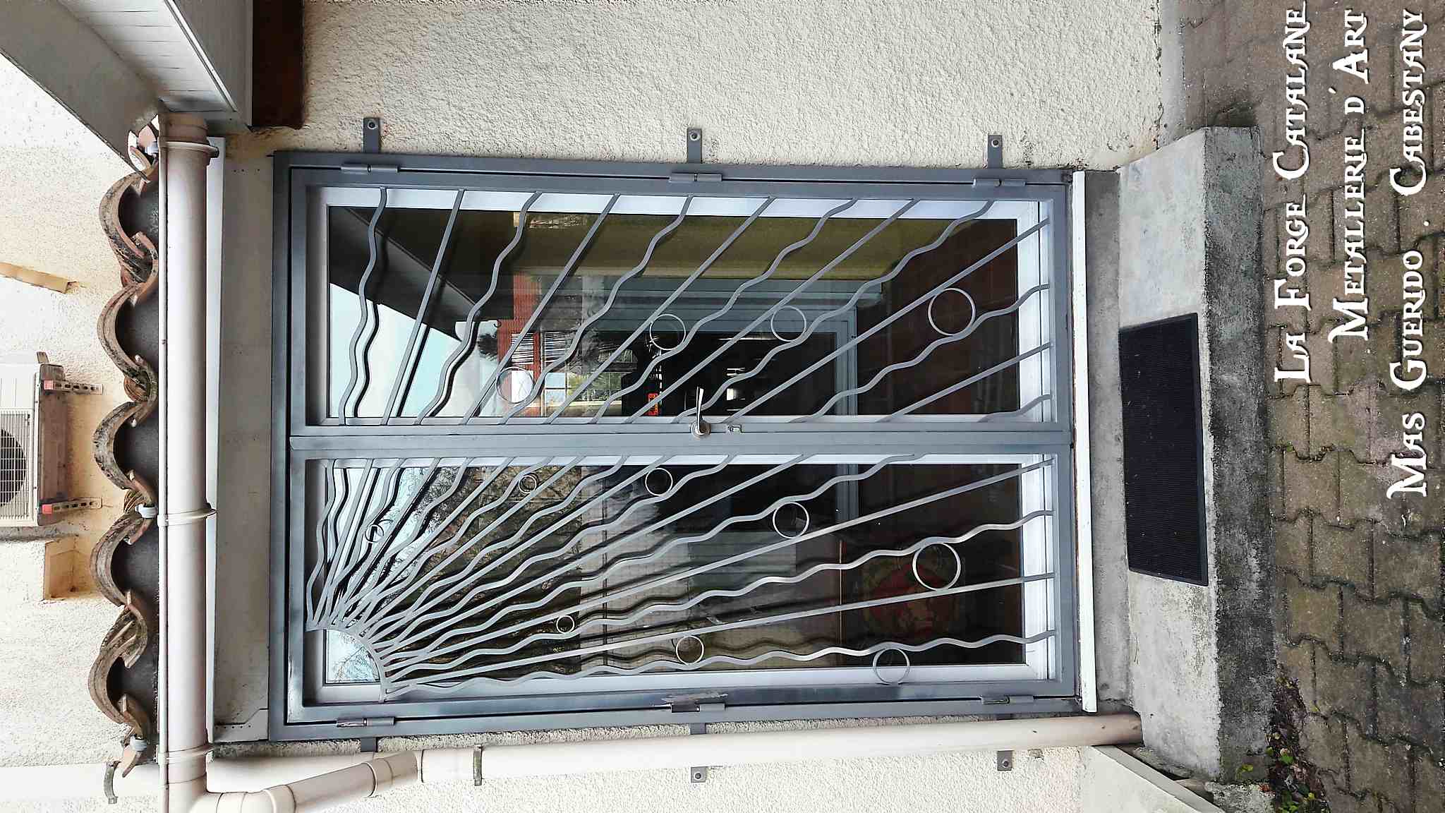 grille articulee 2 vantaux soleil forge catalane.jpg
